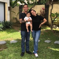 Suami Alexandra Gotardo, Arief Utama Waworuntu juga ganteng. Keduanya tampak serasi karena sama-sa,a memiliki wajah blasteran.   Foto: Instagram