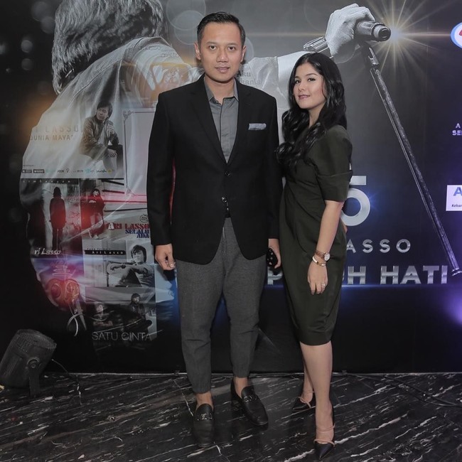 Siapa yang tak kenal dengan suami Annisa Pohan. Ya, Agus Yudhoyono semakin populer setelah mencalonkan diri menjadi Gubernur DKI Jakarta. Meski bukan dari kalangan artis, namun putra mantan presiden Susilo Bambang Yudhoyono ini memiliki wajah yang ganteng dan gagah.  Foto: Instagram