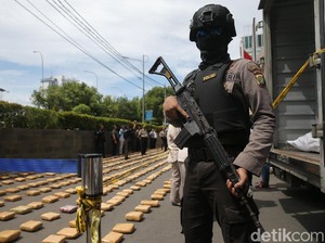 Buru Patrik Pengendali Ganja 1,3 Ton, Polisi Geledah Rumah di Depok