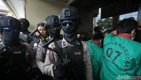 Polisi selanjutnya menggeledah truk tersebut. Di dalam truk yang sudah dimodifikasi dengan pelat baja tersebut ditemukan daun ganja kering sebanyak 1.300 paket seberat total 1,3 ton.