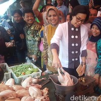 Mengunjungi Pasar Besar Malang, Sri Mulyani mengenakan blouse berkerah tinggi dengan aksen lurik. Foto: Muhammad Aminudin/detikFinance