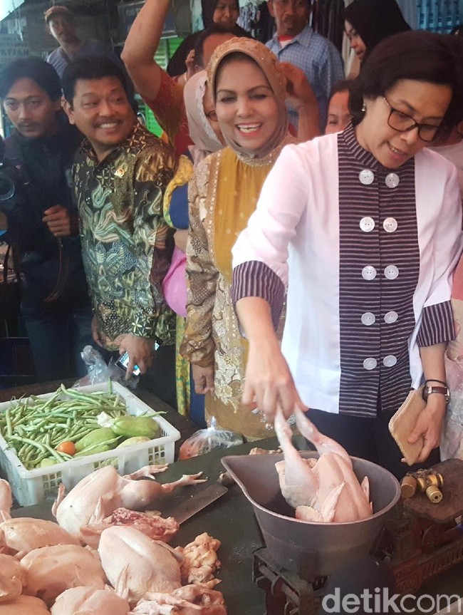 Mengunjungi Pasar Besar Malang, Sri Mulyani mengenakan blouse berkerah tinggi dengan aksen lurik. Foto: Muhammad Aminudin/detikFinance