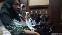 Majelis hakim Pengadilan Tindak Pidana Korupsi (Tipikor) Jakarta akan membacakan putusan sela terdakwa Setya Novanto hari ini. Putusan sela itu berkaitan dengan nota keberatan atau eksepsi yang diajukan oleh Novanto.