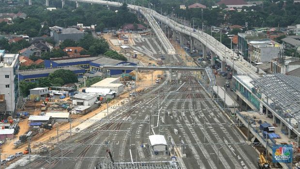 Foto aerial pembangunan Stasiun Mass Rapid Transit (MRT) Lebak Bulus, Jakarta, Jumat (29/12/2017). Pekerjaan konstruksi mass rapid transit (MRT) Jakarta fase I Lebak Bulus-Bundaran HI ditargetkan mencapai 90,14 persen pada akhir 2017. MRT Jakarta fase I direncanakan beroperasi pada Maret 2019, Uji cobanya dimulai pada Agustus 2018 di Depo Lebak Bulus.