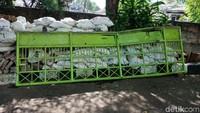 Pagar kelurahan Pulo, Jakarta Selatan yang rusak akibat ditabrak mobil sport.