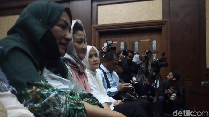 Ny Deisti Dampingi Novanto Hadapi Putusan Sela