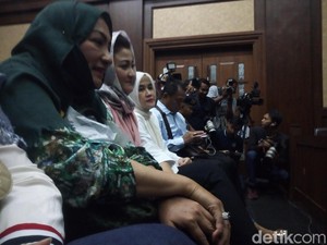 Ny Deisti Dampingi Novanto Hadapi Putusan Sela