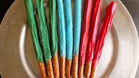 Pretzel Stick yang dicelupkan ke dalam cokelat warna-warni ini dijadikan sebagai ilustrasi lightsaber. Foto: Istimewa