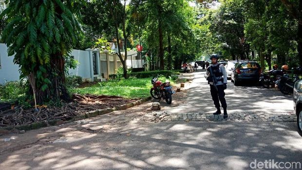 Tim Gegana Polda Metro Jaya mendatangi rumah dinas Duta Besar Myanmar untuk Indonesia, Kamis (4/1/2018)