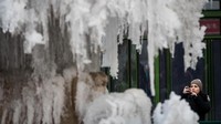 Sebuah air mancur di kawasan Bryant Park, New York, bahkan ikut membeku. Drew Angerer/Getty Images.