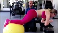 Untuk itu setiap kali latihan ia banyak menggunakan barbel, tali tambang, atau gym ball. (Foto: Instagram/khloekardashian)