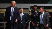 Tas ini selalu mengikuti Presiden AS ke mana saja dia bepergian dan saat dia berada jauh dari pusat komando seperti yang ada di Ruang Situasi Gedung Putih di Washington DC. Ini foto saat salah satu ajudan Trump membawakan nuclear football. (Foto: REUTERS/Carlos Barria)