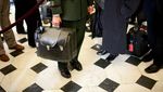 Ini Nuclear Football, Tombol Nuklir yang Dibanggakan Trump