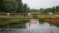 Shanghai Houtan Park, China. Letaknya tak jauh dari bekas lahan industri di sepanjang Sungai Huangpu. Tidak hanya mempercantik area itu dengan bangku dan trotoar cantik yang mendorong orang untuk berlama-lama, tapi juga dirancang untuk menyaring air sungai agar lebih bersih (Dok. mariinki/Instagram)