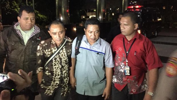 Tiba di KPK, Bupati HST yang Terkena OTT Hanya Tersenyum