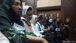 Foto: Tak Ada Idrus di Samping Ny Deisti Saat Hadiri Sidang Novanto