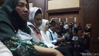 Ny Deisti tampak beberapa kali menunduk sebelum sidang dimulai
