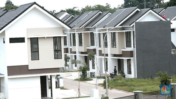Ilustrasi rumah Komersial Awal Desember 2017, Kementerian Pekerjaan Umum dan Perumahan Rakyat (PUPR) mencatat capaian Program Satu Juta Rumah sebanyak 765.120 unit rumah, didominasi oleh pembangunan rumah bagi masyarakat berpenghasilan rendah (MBR) sebesar 70 persen, atau sebanyak 619.868 unit, sementara rumah non-MBR yang terbangun sebesar 30 persen, sebanyak 145.252 unit.Program Satu Juta Rumah yang dicanangkan oleh Presiden Joko Widodo, sekitar 20 persen merupakan rumah yang dibangun oleh Kementerian PUPR berupa rusunawa, rumah khusus, rumah swadaya maupun bantuan stimulan prasarana dan utilitas (PSU), 30 persen lainnya dibangun oleh pengembang perumahan subsidi yang mendapatkan fasilitas KPR FLPP, subsisdi selisih bunga dan bantuan uang muka. Selebihnya dipenuhi melalui pembangunan rumah non subsidi oleh pengembang.Ketua Umum Asosiasi Pengembang Perumahan dan Pemukiman Seluruh Indonesia (Apersi) Junaidi Abdillah mengungkapkan, rumah tapak masih digemari kelas menengah ke bawah.Kontribusi serapan properti oleh masyarakat menengah ke bawah terhadap total penjualan properti mencapai 70%.Serapan sebesar 200.000 unit ini, akan terus meningkat pada tahun 2018 menjadi 250.000 unit.