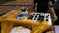 Di dalam truk yang sudah dimodifikasi dengan pelat baja tersebut ditemukan daun ganja kering sebanyak 1.300 paket seberat total 1,3 ton.