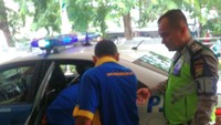 Setelah itu petugas membawa Sriyati ke RS Islam Pondok Kopi. (Foto: Dok. Twitter TMC Polda Metro Jaya)