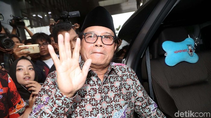 Wagub Jambi Usai Jalani Pemeriksaan di KPK

Wakil Gubernur Jambi Fachrori Umar usai menjalani pemeriksaan di gedung KPK, Jakarta, Kamis (4/1/2018). Wakil Gubernur Jambi Fachrori Umar memenuhi panggilan KPK terkait kasus suap pemulusan pengesahan APBD. Fachrori diperiksa sebagai saksi untuk tersangka Asisten Daerah III Pemprov Jambi Saifudin. Grandyos Zafna/detikcom