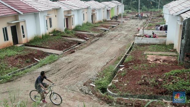 Awal Desember 2017, Kementerian Pekerjaan Umum dan Perumahan Rakyat (PUPR) mencatat capaian Program Satu Juta Rumah sebanyak 765.120 unit rumah, didominasi oleh pembangunan rumah bagi  masyarakat berpenghasilan rendah (MBR) sebesar 70 persen, atau sebanyak 619.868 unit, sementara rumah non-MBR yang terbangun sebesar 30 persen, sebanyak 145.252 unit.
Program Satu Juta Rumah yang dicanangkan oleh Presiden Joko Widodo, sekitar 20 persen merupakan rumah yang dibangun oleh Kementerian PUPR berupa rusunawa, rumah khusus, rumah swadaya maupun bantuan stimulan prasarana dan utilitas (PSU), 30 persen lainnya dibangun oleh pengembang perumahan subsidi yang mendapatkan fasilitas KPR FLPP, subsisdi selisih bunga dan bantuan uang muka. Selebihnya dipenuhi melalui pembangunan rumah non subsidi oleh pengembang.
Ketua Umum Asosiasi Pengembang Perumahan dan Pemukiman Seluruh Indonesia (Apersi) Junaidi Abdillah mengungkapkan, rumah tapak masih digemari kelas menengah ke bawah.
Kontribusi serapan properti oleh masyarakat menengah ke bawah terhadap total penjualan properti mencapai 70%.
Serapan sebesar 200.000 unit ini, akan terus meningkat pada tahun 2018 menjadi 250.000 unit.