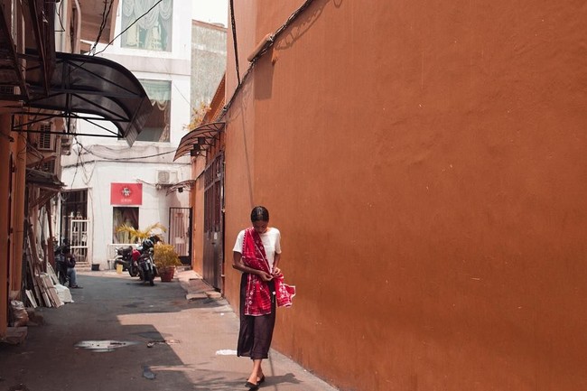 Ingin tampilan sederhana Anda lebih atraktif saat liburan? Tambahkan syal atau scarf warna terang seperti Putri Marino. Foto: Instagram Putri Marino