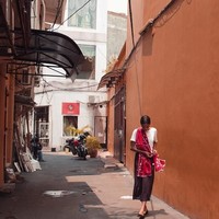 Ingin tampilan sederhana Anda lebih atraktif saat liburan? Tambahkan syal atau scarf warna terang seperti Putri Marino. Foto: Instagram Putri Marino