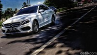 Mesin yang digendong sedan ini bisa menghasilkan tenaga sebesar 184 daya kuda serta torsi mencapai 300 Nm.