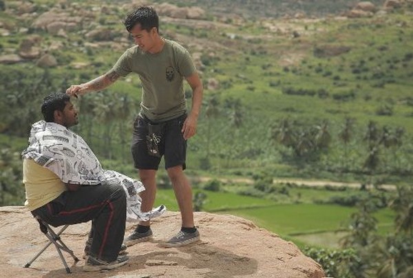 Miguel bersama rekannya yang membawa kamera untuk mengabadikan perjalanannya, mencukur orang di destinasi wisata yang terkenal di negaranya (Instagram/Nomad Barber) Miguel bersama rekannya yang membawa kamera untuk mengabadikan perjalanannya, mencukur orang di destinasi wisata yang terkenal di negaranya (Instagram/Nomad Barber)