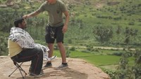 Miguel bersama rekannya yang membawa kamera untuk mengabadikan perjalanannya, mencukur orang di destinasi wisata yang terkenal di negaranya (Instagram/Nomad Barber)
