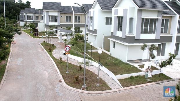 Ilustrasi rumah Komersial Awal Desember 2017, Kementerian Pekerjaan Umum dan Perumahan Rakyat (PUPR) mencatat capaian Program Satu Juta Rumah sebanyak 765.120 unit rumah, didominasi oleh pembangunan rumah bagi masyarakat berpenghasilan rendah (MBR) sebesar 70 persen, atau sebanyak 619.868 unit, sementara rumah non-MBR yang terbangun sebesar 30 persen, sebanyak 145.252 unit.Program Satu Juta Rumah yang dicanangkan oleh Presiden Joko Widodo, sekitar 20 persen merupakan rumah yang dibangun oleh Kementerian PUPR berupa rusunawa, rumah khusus, rumah swadaya maupun bantuan stimulan prasarana dan utilitas (PSU), 30 persen lainnya dibangun oleh pengembang perumahan subsidi yang mendapatkan fasilitas KPR FLPP, subsisdi selisih bunga dan bantuan uang muka. Selebihnya dipenuhi melalui pembangunan rumah non subsidi oleh pengembang.Ketua Umum Asosiasi Pengembang Perumahan dan Pemukiman Seluruh Indonesia (Apersi) Junaidi Abdillah mengungkapkan, rumah tapak masih digemari kelas menengah ke bawah.Kontribusi serapan properti oleh masyarakat menengah ke bawah terhadap total penjualan properti mencapai 70%.Serapan sebesar 200.000 unit ini, akan terus meningkat pada tahun 2018 menjadi 250.000 unit.