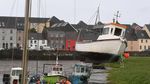Disapu Banjir, Kapal Ini Nangkring ke Bibir Dermaga