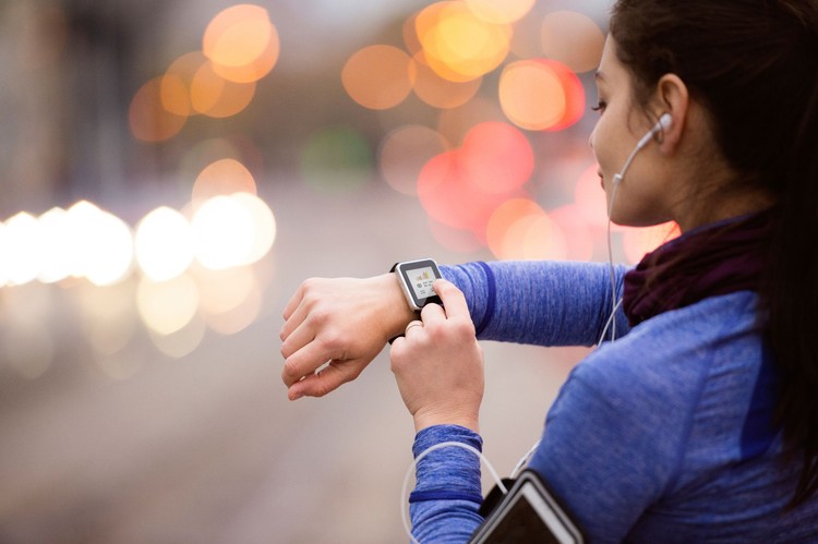 ilustrasi olahraga olahraga pakai perangkat atau smartwatch. Olahraga dengan beban atau angkat beban (latihan beban).