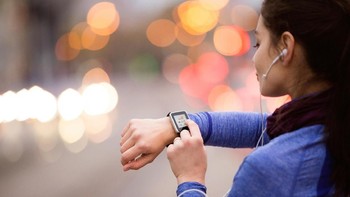 Smartwatch bukan hanya untuk sekadar gegayaan atau untuk melihat jam, tetapi kini dimanfaatkan untuk menunjang gaya hidup sehat dengan memantau kondisi tubuh 24/7. Foto: ilustrasi/thinkstock