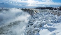 Air terjun Niagara, Kanada, pun ikut membeku akibat cuaca dingin ekstrem. REUTERS/Aaron Lynett.