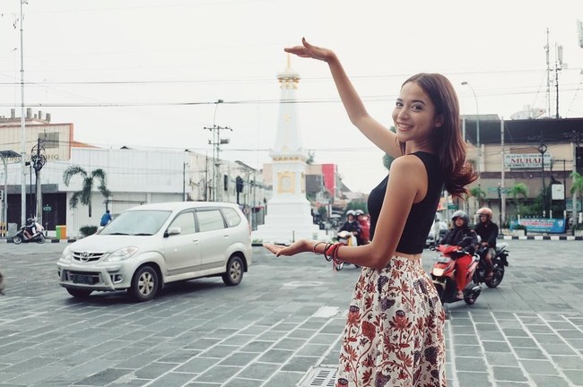 Anda pun bisa memilih rok batik ketika sedang bepergian ke daerah Jawa seperti Putri. Foto: Instagram Putri Marino