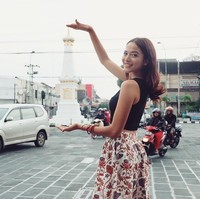 Anda pun bisa memilih rok batik ketika sedang bepergian ke daerah Jawa seperti Putri. Foto: Instagram Putri Marino