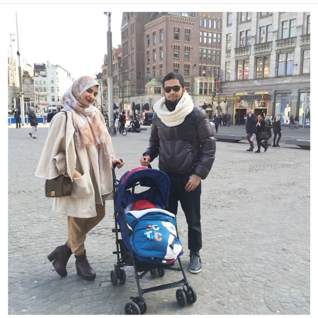 Shireen Sungkar juga pernah mengunggah foto berlibur ke luar negeri ketika anak pertamanya, Adam, masih berusia enam bulan. Kala itu ia tampil stylish dilengkapi tas Chanel Boy Bags yang harganya sekitar US$ 4500 atau  Rp 60 juta. Foto: Dok. Instagram
