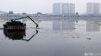 Pengerukan menggunakan satu unit ekskavator.