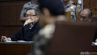 Mereka menilai dakwaan jaksa pada KPK untuk Novanto itu tidak memenuhi syarat materiil. Salah satu pengacara Novanto, Maqdir Ismail, menyingung tentang praperadilan jilid I yang diajukan Novanto di Pengadilan Negeri Jakarta Selatan (PN Jaksel). Saat itu, Novanto menang dan status tersangkanya di KPK batal.
