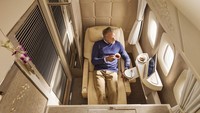 Kabin First Class maskapai Emirates tak ada ubahnya dengan kamar hotel berbintang. Ukurannya memang lebih kecil, tapi nyaman dan penuh dengan fasilitas hingga amenitas (dok Emirates)