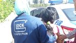 Foto: Detik-detik Ibu Hamil Melahirkan di Mobil PJR