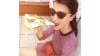 Ini dia aksi Atiqah saat melahap pizza di New York. Ternyata ia tak ragu makan pizza jumbo ya. Foto: Instagram Atiqah Hasiholan