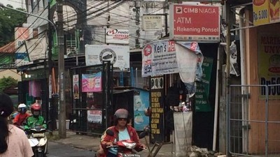 Ban Bekas Tambal Lobang Jalan Rusak di Bekasi