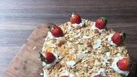 Untuk manjakan diri, Atiqah memilih gluten free cake. Kelihatan enak dengan taburan kacang-kacangan dan strawberry segar. Foto: Instagram Atiqah Hasiholan