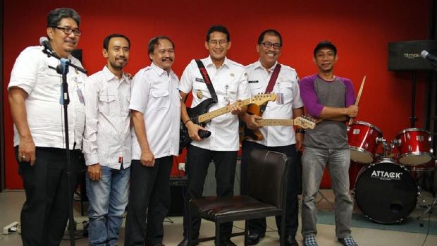 Saat Sandiaga Ngeband Lagu Koes Plus Bareng Pejabat Pemprov DKI