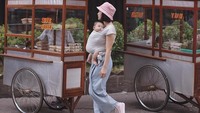Ngabuburit be lyke. Beginilah pose Ibu Andien dan Kawa yang sedang berjalan di dekat gerobak kue cubit. Lucu ya! Foto: Instagram Andien Aisyah