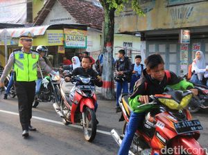 Ribuan Pelajar di Blitar Bahayakan Diri Saat ke Sekolah