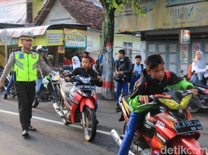 Ribuan Pelajar di Blitar Bahayakan Diri Saat ke Sekolah